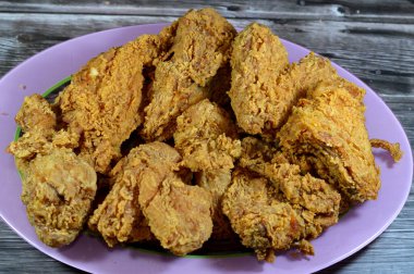 Buğulanmış tavuk yemeği, kızarmış tavuk parçaları, Broast özel bir pişirme yöntemidir. Kızartma ve geleneksel sığ kızartmayı birleştirip sulu kızarmış tavuk parçaları üretir.