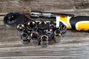 Soket anahtarı araçları, el aletleri seti, halka kolları, anahtar ve anahtar kombinasyonu gibi çeşitli araçlar, açılı anahtarlar, pense, kıskaç, kıskaç, boru ve kilitli pense, tornavida,