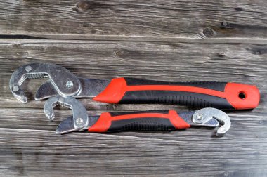 Evrensel anahtar aracı, el aletleri seti, anahtarlıklar, anahtarlar ve anahtarlar gibi çeşitli araçlar, açılı anahtarlar, pense, kıskaç, kıskaç, boru ve kilit pensesi, tornavida,