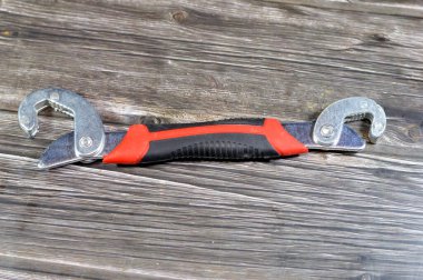 Evrensel anahtar aracı, el aletleri seti, anahtarlıklar, anahtarlar ve anahtarlar gibi çeşitli araçlar, açılı anahtarlar, pense, kıskaç, kıskaç, boru ve kilit pensesi, tornavida,