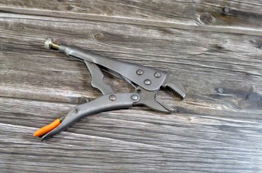 Kilitleme aletleri, el aletleri seti, anahtarlar, anahtarlar ve anahtarlar gibi çeşitli aletler, açılı anahtarlar, pense, kıskaç, kıskaç, boru ve kilit pensesi, tornavida,