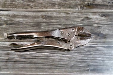 Kilitleme aletleri, el aletleri seti, anahtarlar, anahtarlar ve anahtarlar gibi çeşitli aletler, açılı anahtarlar, pense, kıskaç, kıskaç, boru ve kilit pensesi, tornavida,