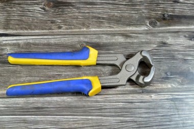 Marangoz pensesi, el aletleri seti, anahtarlar, anahtarlar ve anahtarlar gibi çeşitli aletler, açılı anahtarlar, pense, kıskaç, kıskaç, boru ve kilit pensesi, tornavida,