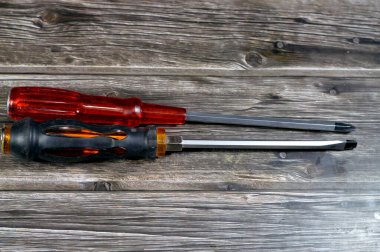 Tornavidalar, el aletleri seti, anahtarlar, anahtarlar ve anahtarlar gibi çeşitli aletler, açılı anahtarlar, pense, kıskaç, kıskaç, boru ve kilit pensesi, tornavida,