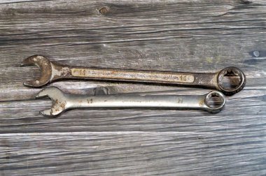 Eski kombinasyon anahtarı, el aletleri seti, anahtarlar, anahtarlar ve anahtarlar gibi çeşitli aletler, açılı anahtarlar, pense, kıskaç, kıskaç, boru ve kilit pensesi, tornavida,