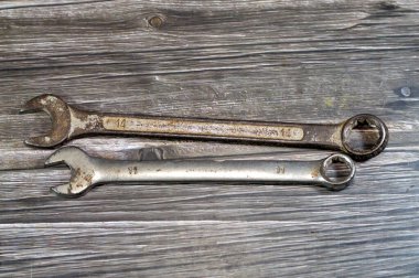 Eski kombinasyon anahtarı, el aletleri seti, anahtarlar, anahtarlar ve anahtarlar gibi çeşitli aletler, açılı anahtarlar, pense, kıskaç, kıskaç, boru ve kilit pensesi, tornavida,