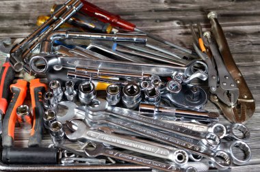 Çeşitli el aletleri seti, kablo kesici, halka kolları, anahtarlar ve anahtarlar, açılı anahtarlar, pense, kıskaç, kıskaç, boru ve kilit pensesi, tornavida,