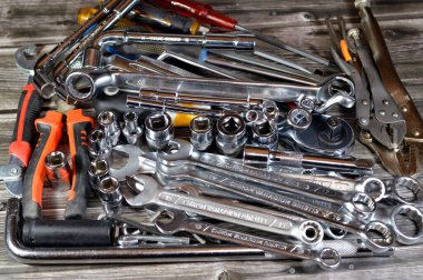 Çeşitli el aletleri seti, kablo kesici, halka kolları, anahtarlar ve anahtarlar, açılı anahtarlar, pense, kıskaç, kıskaç, boru ve kilit pensesi, tornavida,