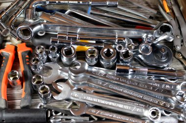 Çeşitli el aletleri seti, kablo kesici, halka kolları, anahtarlar ve anahtarlar, açılı anahtarlar, pense, kıskaç, kıskaç, boru ve kilit pensesi, tornavida,