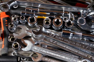 Çeşitli el aletleri seti, kablo kesici, halka kolları, anahtarlar ve anahtarlar, açılı anahtarlar, pense, kıskaç, kıskaç, boru ve kilit pensesi, tornavida,