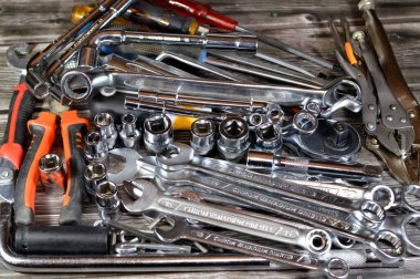 Çeşitli el aletleri seti, kablo kesici, halka kolları, anahtarlar ve anahtarlar, açılı anahtarlar, pense, kıskaç, kıskaç, boru ve kilit pensesi, tornavida,