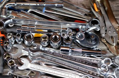 Çeşitli el aletleri seti, kablo kesici, halka kolları, anahtarlar ve anahtarlar, açılı anahtarlar, pense, kıskaç, kıskaç, boru ve kilit pensesi, tornavida,