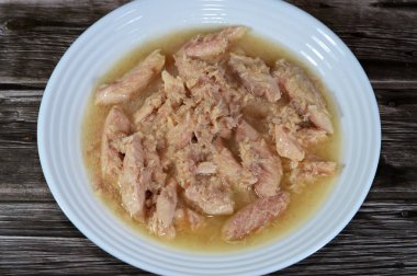 Ton balığı, Scombridae familyasının bir alt grubu olan Thunnini kabilesine ait bir tuzlu su balığıdır. Ton balığı, bağışıklık sistemini güçlendiren protein ve vitamin açısından zengindir.