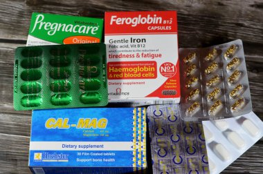 Kahire, Mısır, 2 Ocak 2025: Hamilelikte sağlıklı anne ve fetüse vitamin ve mineral olarak kullanılan çeşitli ilaçlar, Pregnacare, Cal-Mag ve Feroglobin,