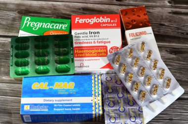Kahire, Mısır, 2 Ocak 2025: Anne ve fetüs, Folicinad, Hamilelik, Cal-Mag ve Feroglobin için birden fazla vitamin ve mineral içeren hamilelik ilaçları