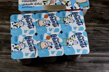 Kahire, Mısır, 31 Aralık 2024: Labanita doğal yoğurdu, doğal kalsiyum, vitamin ve mineral kaynağı ve koruyucu madde içermiyor, doğal yoğurt, seçici odaklanma