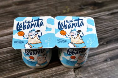 Kahire, Mısır, 31 Aralık 2024: Labanita doğal yoğurdu, doğal kalsiyum, vitamin ve mineral kaynağı ve koruyucu madde içermiyor, doğal yoğurt, seçici odaklanma