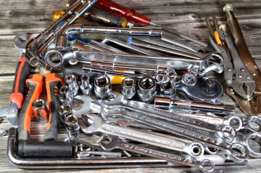 Kahire, Mısır, Ocak 12025: el aletleri seti, çeşitli aletler, halka yayıcılar, anahtarlar ve anahtarlar, açılı anahtarlar, pense, pense, ucu, kıskaç, boru ve kilitli pense, tornavida