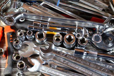 Kahire, Mısır, Ocak 12025: el aletleri seti, çeşitli aletler, halka yayıcılar, anahtarlar ve anahtarlar, açılı anahtarlar, pense, pense, ucu, kıskaç, boru ve kilitli pense, tornavida