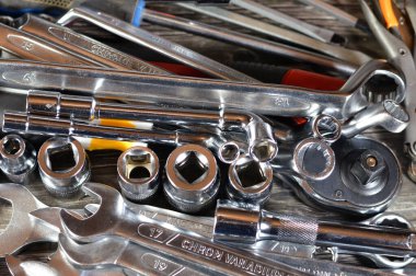 Kahire, Mısır, Ocak 12025: el aletleri seti, çeşitli aletler, halka yayıcılar, anahtarlar ve anahtarlar, açılı anahtarlar, pense, pense, ucu, kıskaç, boru ve kilitli pense, tornavida