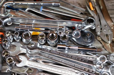 Kahire, Mısır, Ocak 12025: el aletleri seti, çeşitli aletler, halka yayıcılar, anahtarlar ve anahtarlar, açılı anahtarlar, pense, pense, ucu, kıskaç, boru ve kilitli pense, tornavida