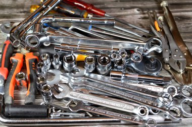 Kahire, Mısır, Ocak 12025: el aletleri seti, çeşitli aletler, halka yayıcılar, anahtarlar ve anahtarlar, açılı anahtarlar, pense, pense, ucu, kıskaç, boru ve kilitli pense, tornavida