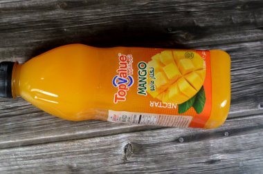 Kahire, Mısır, 28 Aralık 2024: Nectar Mango süpermarket hipermarketi Şeyh Zayed 'in Giza Mısır' daki üst değeri, Nectars meyvelerin etini karıştırarak yapılan karbonsuz bir içecek türüdür.