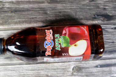 Kahire, Mısır, 28 Aralık 2024: Apple Nectar Top Değer Süpermarket hiper marketi Şeyh Zayed şehir Giza Mısır, Nectars bir tür karbonatlı olmayan meşrubat türüdür meyve eti karışık