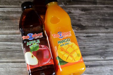 Kahire, Mısır, 28 Aralık 2024: Top Value mango ve süpermarket hipermarketi Sheikh Zayed şehrinin elma nektarı Giza, Nectars meyvelerin etini karıştırarak yapılan karbonsuz bir içecek türüdür.