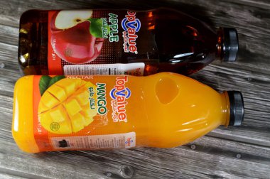 Kahire, Mısır, 28 Aralık 2024: Top Value mango ve süpermarket hipermarketi Sheikh Zayed şehrinin elma nektarı Giza, Nectars meyvelerin etini karıştırarak yapılan karbonsuz bir içecek türüdür.