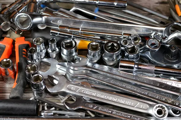 Çeşitli el aletleri seti, kablo kesici, halka kolları, anahtarlar ve anahtarlar, açılı anahtarlar, pense, kıskaç, kıskaç, boru ve kilit pensesi, tornavida,