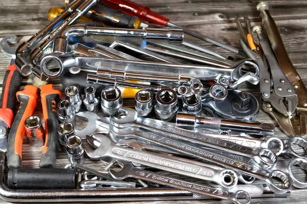 Kahire, Mısır, Ocak 12025: el aletleri seti, çeşitli aletler, halka yayıcılar, anahtarlar ve anahtarlar, açılı anahtarlar, pense, pense, ucu, kıskaç, boru ve kilitli pense, tornavida
