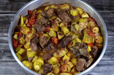 Fırında kabak dilimleri, soğan, sığır eti, domates, baharat, sarımsak, paprika ve defne, kabak, sığır eti ve sebze parçaları fırınlanmış Mısır usulü, seçici odaklanma