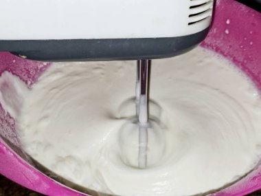 Krem şanti, ağır, duble krema, ya da diğer yüksek yağlı krema, çırpıcı ya da çırpıcı ile kırbaçlanır, hafif ve kabarık olana kadar ve şeklini korur, genellikle beyaz şekerle tatlandırılır.