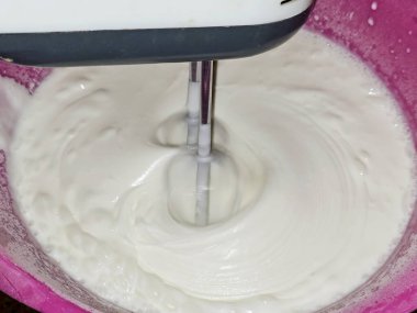 Krem şanti, ağır, duble krema, ya da diğer yüksek yağlı krema, çırpıcı ya da çırpıcı ile kırbaçlanır, hafif ve kabarık olana kadar ve şeklini korur, genellikle beyaz şekerle tatlandırılır.