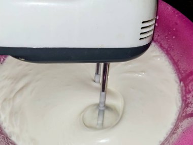 Krem şanti, ağır, duble krema, ya da diğer yüksek yağlı krema, çırpıcı ya da çırpıcı ile kırbaçlanır, hafif ve kabarık olana kadar ve şeklini korur, genellikle beyaz şekerle tatlandırılır.