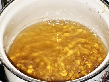 Limon, başta şeker ve sudan oluşan Orta Doğu tatlılarının hazırlanmasında kullanılan bir tatlı şurup türü olan Attar veya Qatir 'in biraz daha altın ve daha kalın olana kadar hafifçe azaltıldığını da sözlerine ekledi.