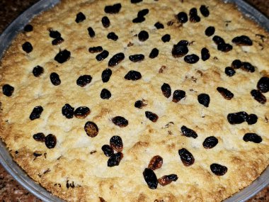 Basbosa tepsisi üzerinde yanmış kuru üzüm ya da fırında pişmiş basbusa, Basbusa genellikle Ramazan ayında pişirilen ve Arap mutfağının tatlı arka planında pişirilen bir ortadoğu tatlısıdır.