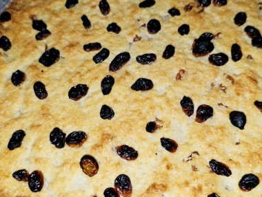 Basbosa tepsisi üzerinde yanmış kuru üzüm ya da fırında pişmiş basbusa, Basbusa genellikle Ramazan ayında pişirilen ve Arap mutfağının tatlı arka planında pişirilen bir ortadoğu tatlısıdır.