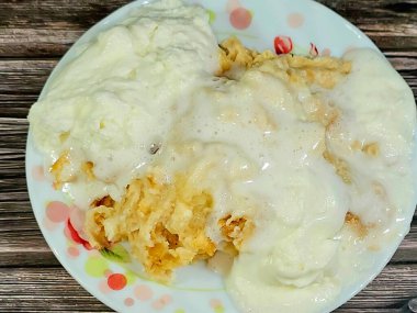 Geleneksel Arap Mısırlı Doğu tatlı mutfağı Om Ali, Mısır Ekmek Pudingi, süt, Mısır ekmeği roqaq veya mille-feuille, millefeuille, krema ve fındık