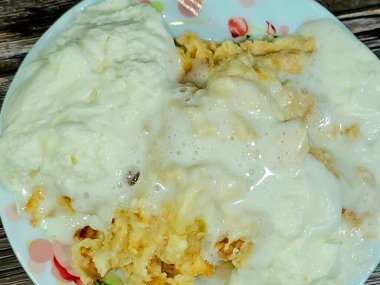 Geleneksel Arap Mısırlı Doğu tatlı mutfağı Om Ali, Mısır Ekmek Pudingi, süt, Mısır ekmeği roqaq veya mille-feuille, millefeuille, krema ve fındık