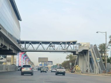 Kahire, Mısır, 4 Ocak 2025: Yapım aşamasında olan tek raylı istasyon alanı, Kahire mono ray hızlı ulaşım sistemi, Mısır emlak projesi