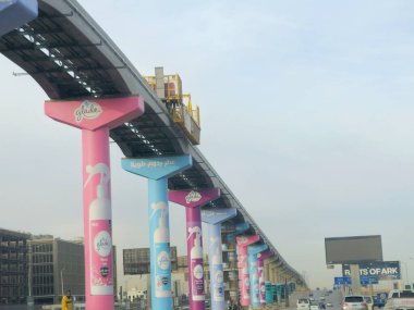 Kahire, Mısır, 4 Ocak 2025: Mısır 'ın tek raylı şantiyesi, raylı elektrikli bir araçla, Kahire tek raylı, iki hatlı tek raylı hızlı ulaşım sistemidir.