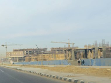 Kahire, Mısır, 4 Ocak 2025: Yeni Kahire 'de yeni apartmanlar, inşaat halindeki yeni binalar, Mısır gayrimenkul projeleri, inşaat iskeleleri ve vinçler