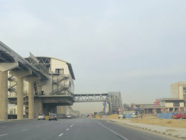 Kahire, Mısır, 4 Ocak 2025: Yapım aşamasında olan tek raylı istasyon alanı, Kahire mono ray hızlı ulaşım sistemi, Mısır emlak projesi