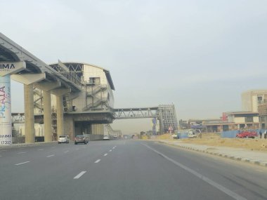 Kahire, Mısır, 4 Ocak 2025: Yapım aşamasında olan tek raylı istasyon alanı, Kahire mono ray hızlı ulaşım sistemi, Mısır emlak projesi