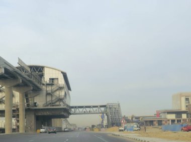 Kahire, Mısır, 4 Ocak 2025: Yapım aşamasında olan tek raylı istasyon alanı, Kahire mono ray hızlı ulaşım sistemi, Mısır emlak projesi