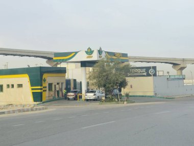 Kahire, Mısır, 4 Ocak 2025: Cargas benzin istasyonu NGV Doğal Araçlar için Doğal Gaz, Mısır petrol sektöründe 1995 yılında kurulan bir şirket, her türlü otomobili dönüştürerek ve tedarik ederek benzin üreterek