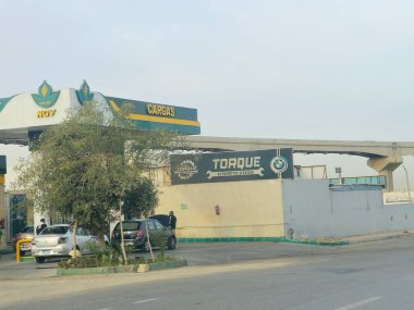 Kahire, Mısır, 4 Ocak 2025: Cargas benzin istasyonu NGV Doğal Araçlar için Doğal Gaz, Mısır petrol sektöründe 1995 yılında kurulan bir şirket, her türlü otomobili dönüştürerek ve tedarik ederek benzin üreterek