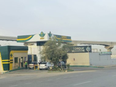 Kahire, Mısır, 4 Ocak 2025: Cargas benzin istasyonu NGV Doğal Araçlar için Doğal Gaz, Mısır petrol sektöründe 1995 yılında kurulan bir şirket, her türlü otomobili dönüştürerek ve tedarik ederek benzin üreterek